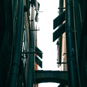 Fotografie, Architektur: eine schmale Gasse in Italien.