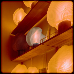 Fotografie, Interior: Regal mit Vintage-Lampen in einem Store.