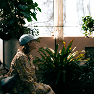 Fotografie, Portrait: Frau im botanischen Garten.