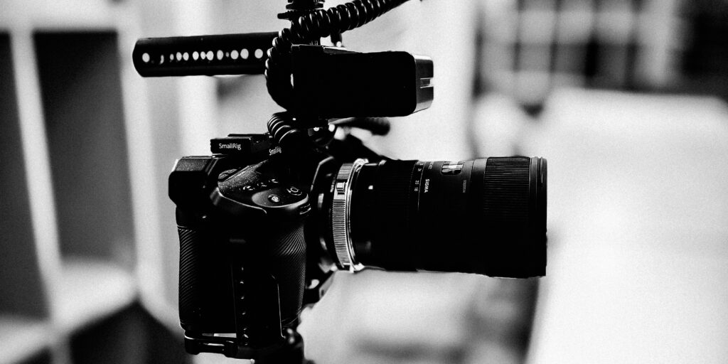 schwarz-weiß Fotografie: Foto eines Kamerasetups einer BMPCC 4K bei einem Dreh vor Ort. (c) Chris Gräf, Content-Creator, chs.grf
