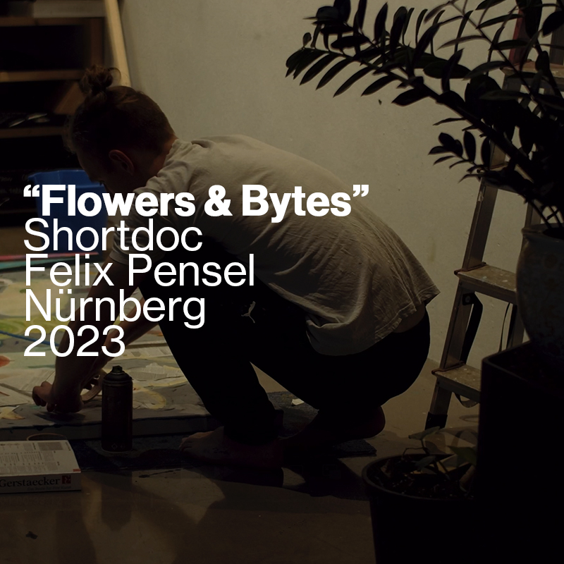 Bild: Felix Pensel beim Malen in seinem Atelier, darüber Aufschrift: Flowers & Bytes, Shortdoc, Felix Pensel, Nürnberg, 2023 Foto (c) Chris Gräf, Content-Creator, chs.grf