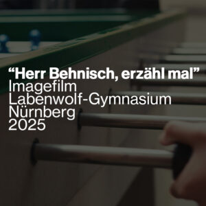 Bild: Tischkicker, darüber Afschrift: Herr Behnisch, erzhäl mal, Imagefilm, Labenwolf-Gymnasium, Nürnberg, 2025